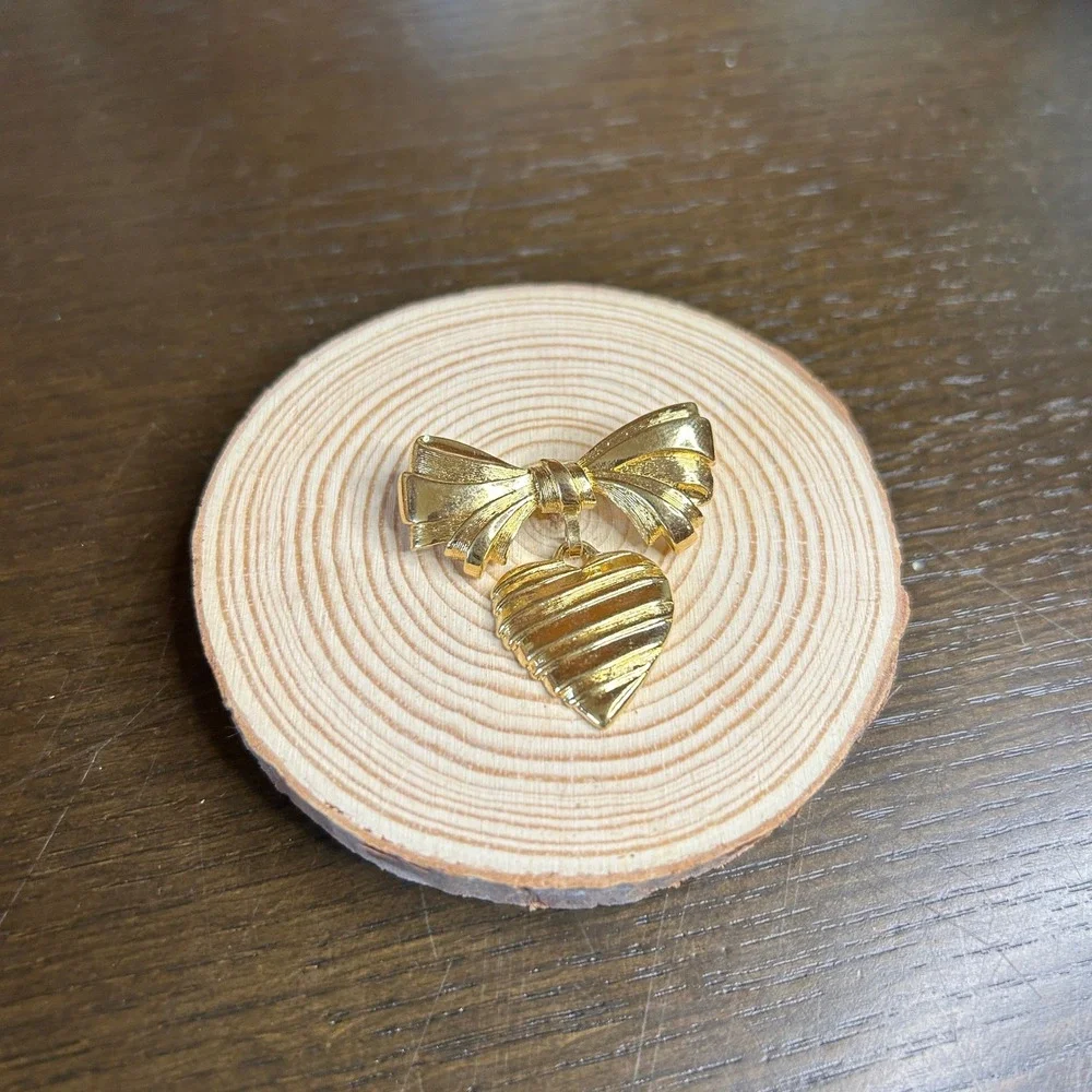 Vintage 90's Avon Gold Bow & Heart Mother's‎ Day Pin